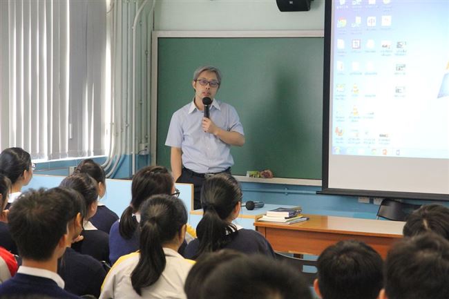 本校升学及就业辅导主任杨国民老师主持讲座,向应届中六学生讲解不同